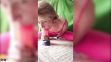 Frau springt auf Regenbogen Dildo und spielt mit Butt Plug - 1 image