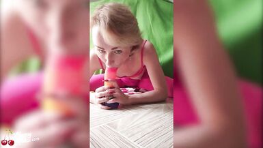 Frau springt auf Regenbogen Dildo und spielt mit Butt Plug - 3 image