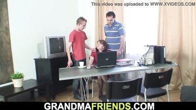Bureau de la mamie double pénétration