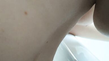 mes seins MILF dans la douche - 2 image
