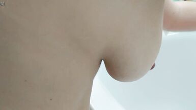 mes seins MILF dans la douche - 4 image