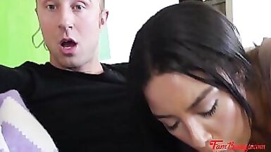 Maman regarde un film pendant que son fils et sa fille baisent - Maya Bijou