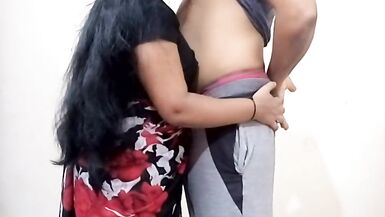 Big Boobs Indian Saari Girl Blow Job Till He Cum - 3 image