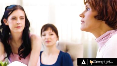 Belle-mère Lexi Luna baise sa belle-fille Bella Nova sans capote - MILF se fait démonter au gode-ceinture