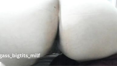 Big titted MILF gets off on rubbing her juicy pussy and ass solo