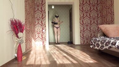 Porn-babe flaunts her gorgeous curves in shiny leggings & high heels