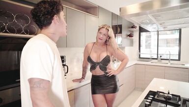 Ката Санчес приглашает отчима и подругу поделиться своей большой сочной киской и жопой в диком бисексуальном тройничке!