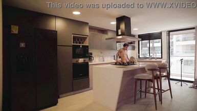 Kata Sanchez invite son beau-père et un pote à partager sa grosse chatte juteuse et son gros cul dans un plan à trois bisexuel sauvage !