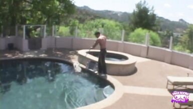 El chico de la piscina se folla las tetas operadas de Stephanie Wild y se la traga profundo en perrito - 3 image