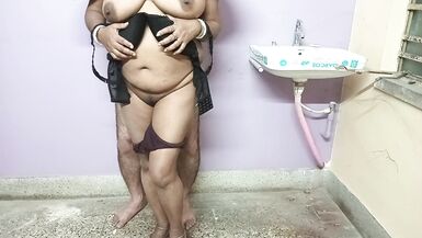 Rita Bansal geme de prazer enquanto o marido indiano mete forte nela - 3 image