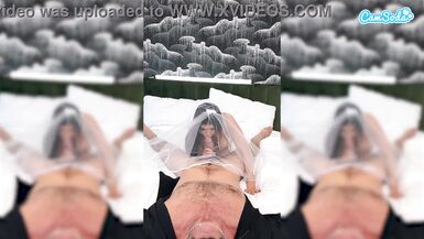 Les grosse seins naturels de Romi Rain rebondissent pendant quelle séclate la nuit de son mariage avec une pipe mouillée, une chevauchée en cowgirl et une éjac sur ses gros seins