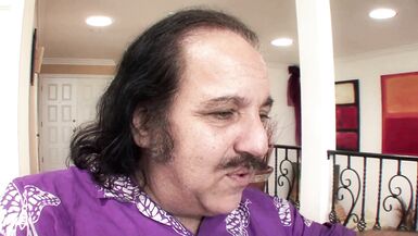 林恩·爱 (Lynn Love) 与一位穿着丝袜和内衣的大老男人较量