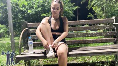 O Tulipa y Lady Milf recompensan la bondad del desconocido con sexo caliente en la orilla del río Volta Redonda