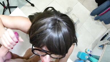 MILF Farfalla, amante de Farfalla, chupa e bate uma enquanto o marido de Farfalla toma banho