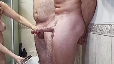 Farfalla MILF Farfalla Lover fa pompini e si masturba mentre Farfalla Husband lava.