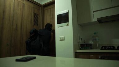 La MILF sexy Monique Fuentes séduit un jeune inconnu et le régale avec une baise torride