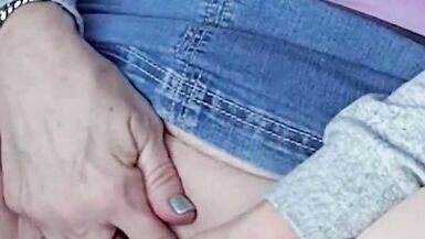 MILF à gros seins énormes se fait jouir en voiture, seins à lair