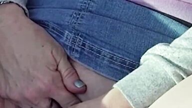 MILF à gros seins énormes se fait jouir en voiture, seins à lair