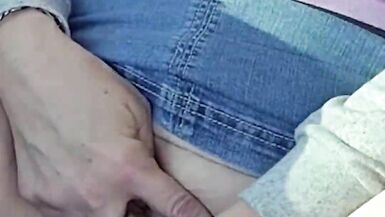 MILF tetona se la casca en el coche con las tetas enormes al aire