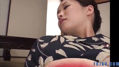 Mira a esta impresionante MILF japonesa, Mirei, mostrando sus tetas y cuerpazo