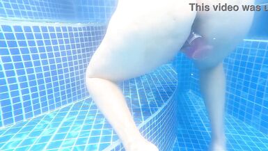 Alevalsex y Dweybigass se danzan en el agua con una MILF caliente de tremendo culo