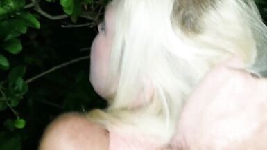 Bayan Paris Rose ve Karmanın soyunmasını ve köpek stilinde halka açık seksle vahşileşmesini izleyin