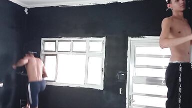 Suzie puta seduce a Luterocp para que le pinten la casa y se lo folla duro