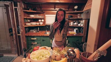 Bruce Venture Officiel : salope tatouée fait un cabbage et une creampie pour une grosse bite