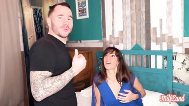 Nino, la MILF française sexy, supplie pour une grosse queue dans sa lingerie et son cul