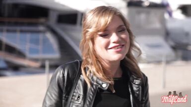 Sexy Luth, la MILF rubia, se pone sucia en lencería