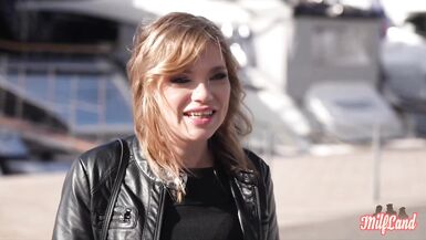 Sexy Luth, la MILF rubia, se pone sucia en lencería