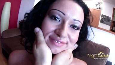 Mate cette MILF à gros seins énormes se faire défoncer les gros seins et son cul serré en mode POV