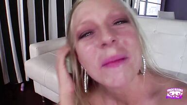 Levi Cash and Kitty Bella treiben es dreckig: Deepthroat and Cowgirl-Action auf dem Sofa