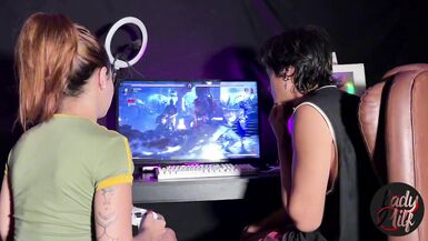 O Tulipa and Lady Milf : Le perdant de Mortal Kombat doit se déshabiller et se faire humilier avec des tatouages