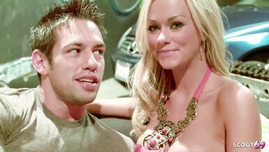 Paige Ashley parle sale et baise la grosse bite de Johnny Castle en bas nylon sans capote
