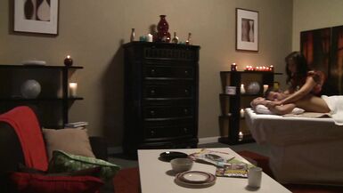 Kris Slater e Beti Hana si scatenano durante un massaggio MILF giapponese.