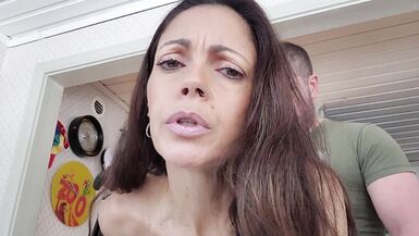 Angelina Love gimea de placer mientras su esposo le da duro en el culo apretado hasta hacerla explotar de orgasmo
