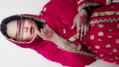 Priya 和 Arsal 一起看色情片时调皮