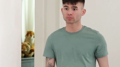 La matrigna Enzo East e Gunnar Bishop si uniscono per un trio MILF selvaggio con il figliastro e lamico.