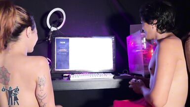 O Tulipa ve Lady Milf sıcak oral seks ve küçük memeler gösterisiyle adamlarını neşelendiriyor