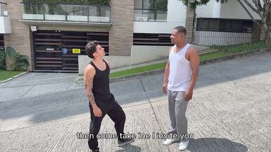 Mate-moi baiser la grosse bite noire de la BFF de mon beau-filand dans notre cuisine pendant que mon mari est absent !