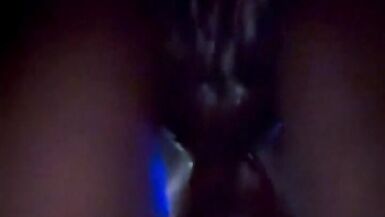 Las tetas grandes de Pierced Passion rebotan mientras recibe duro por detrás y se corre por toda la verga enorme de Mr Fukit