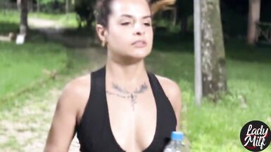Lady Milf koşudan sonra kontrolü ele alıyor ve dövmeli adamı sikiyor