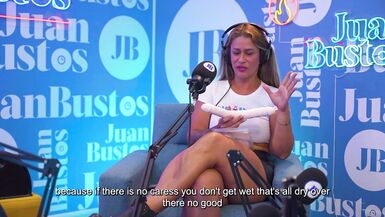 Kata Sanchez não resiste à máquina vibratória e goza como profissional em ação solo - Juan Bustos Podcast