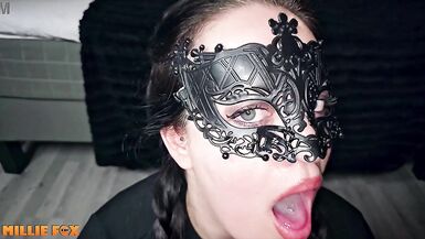 La matrigna milf succhia il marito e ingoia lo sperma da campionessa - Guarda questa milf calda con le tette ricoperte di sperma.