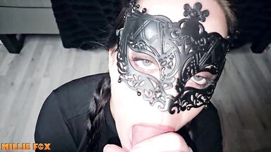 La matrigna milf succhia il marito e ingoia lo sperma da campionessa - Guarda questa milf calda con le tette ricoperte di sperma.