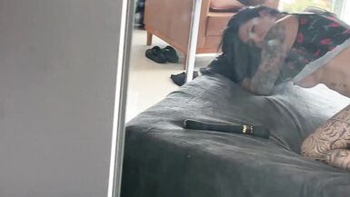 Regarde le corps tatoué de Polly Persch qui se tortille sur une grosse bite en reverse cowgirl POV