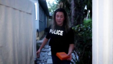 Mira a estas MILFs rubias y pálidas de Pasco County, Florida, turnándose para montarse en vergas negras grandes mientras sus maridos están fuera