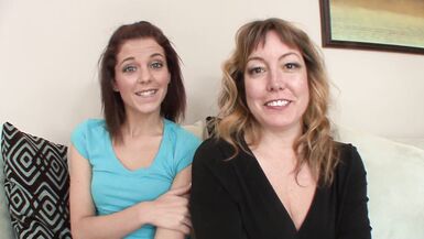 Sieh zu, wie Maple Lee and Kiera Winters wild in einer dampfenden lesbischen Muschi-Leck-Session
