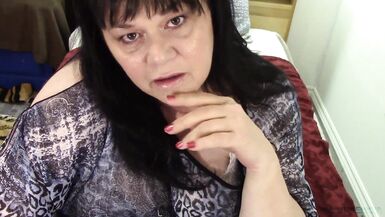 Mira cómo esta BBW MILF se pone sucia en realidad virtual con sus enormes tetas